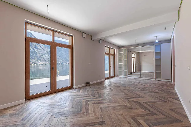 A luxurious three-story villa on the first sea line in  Kotor — photo 59
